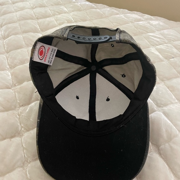 NWOT. Camouflage hat. Fits most heads. - Picture 4 of 4